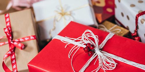 Verschiedene Weihnachtsgeschenke in unterschiedlichem Geschenkpapier