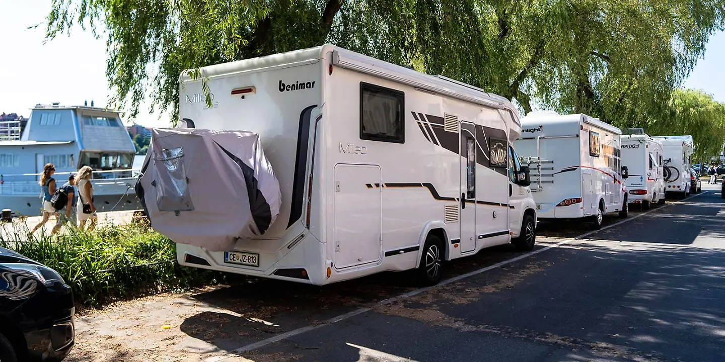 Mehrere Wohnmobile parken an einer Straße