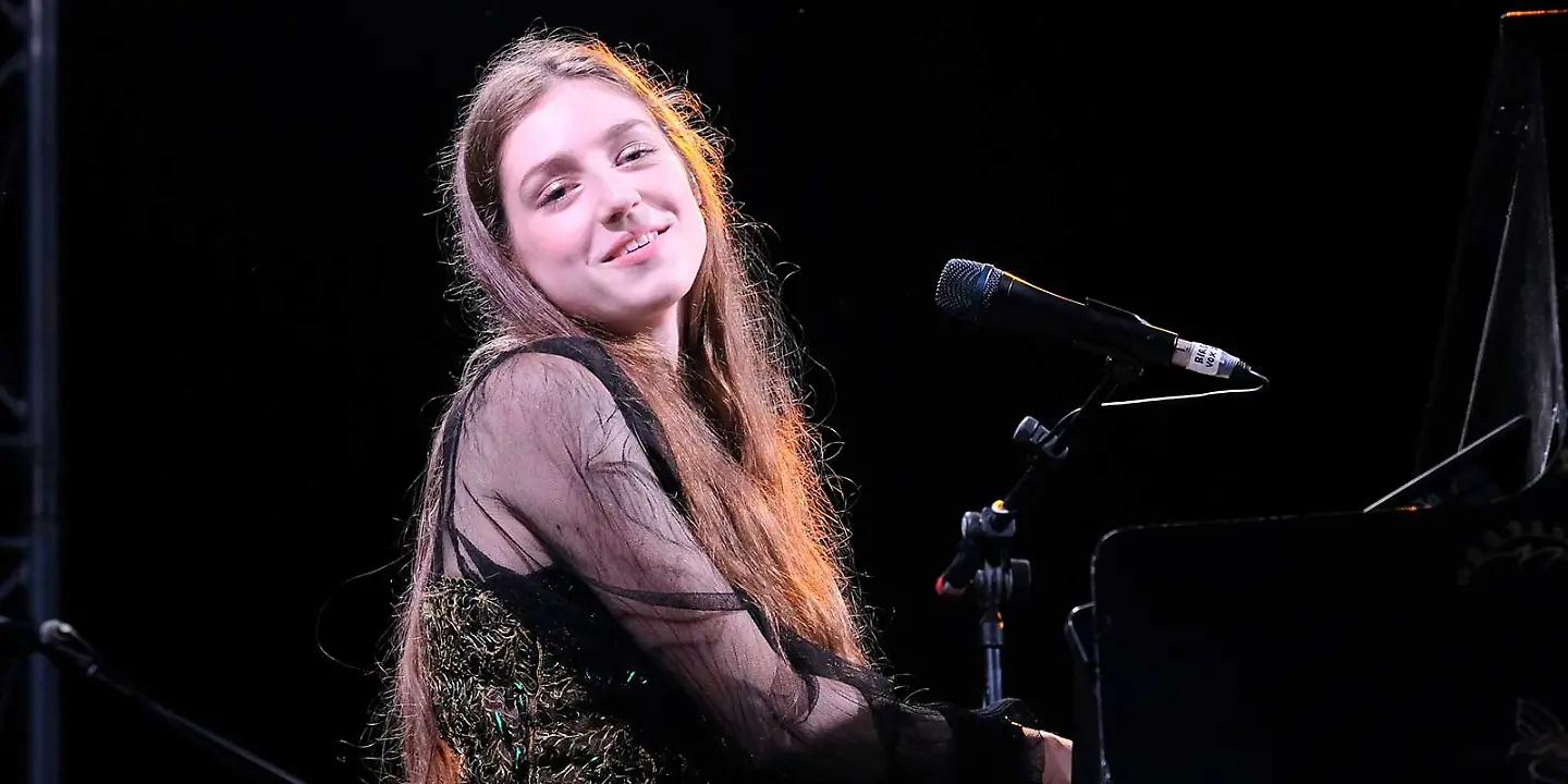 Musikerin Birdy bei Auftritt