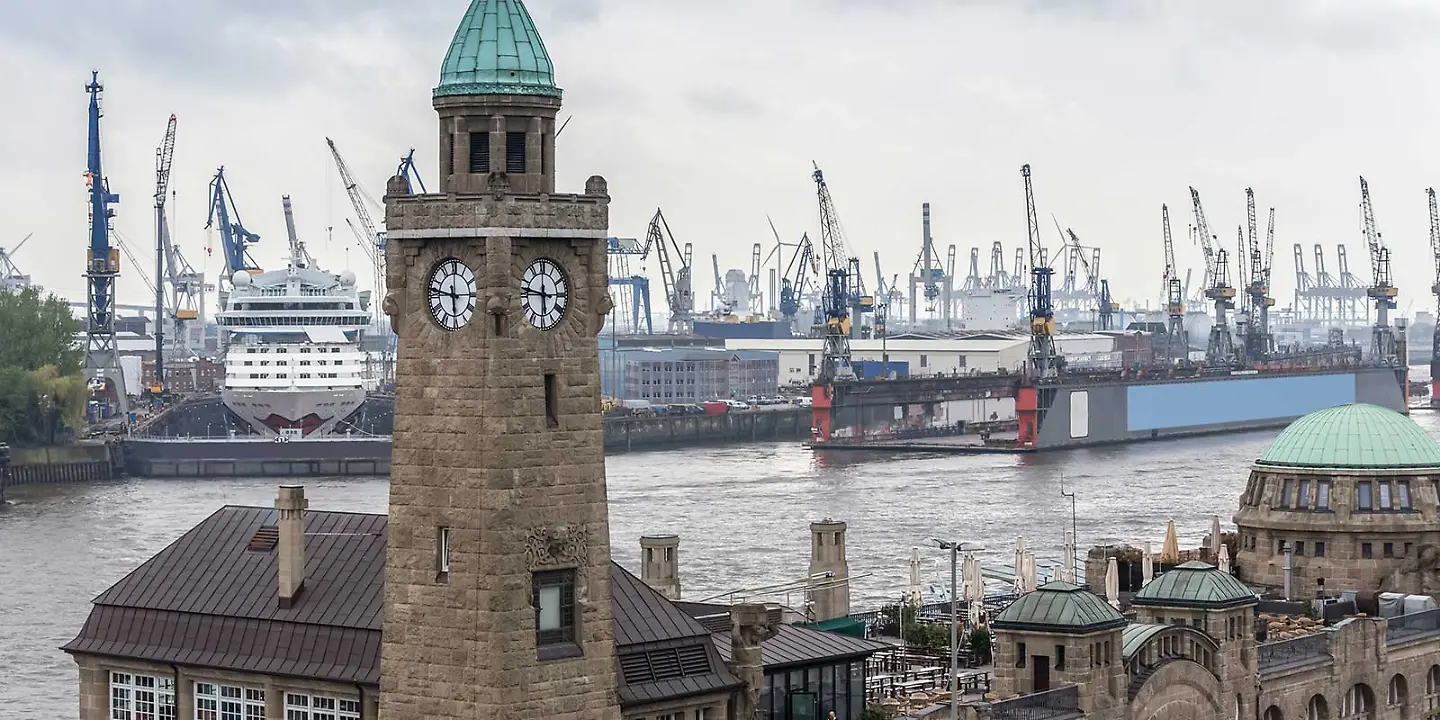 Landungsbrücken in Hamburg bei schlechtem Wetter