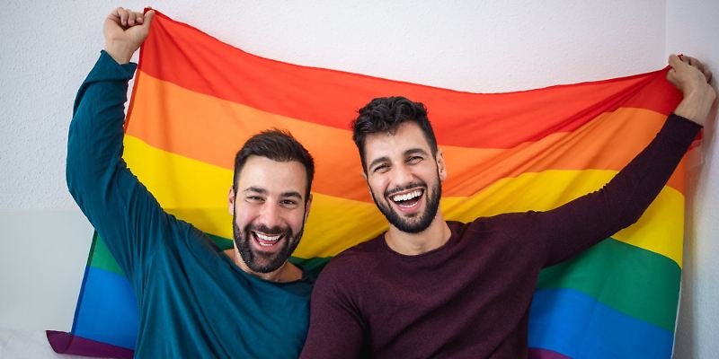 Homosexuelles Paar, Regenbogenfahne