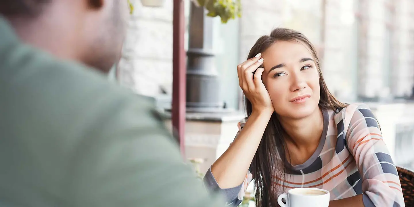 Frau langweilt sich bei Date