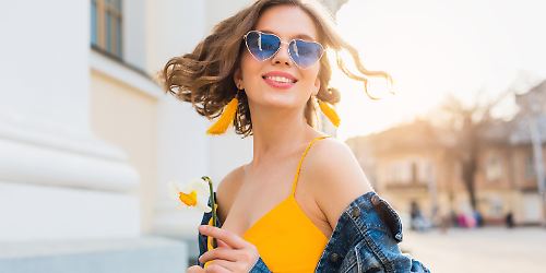 Frau mit Sonnenbrille, gelbes Kleid, Accessoires