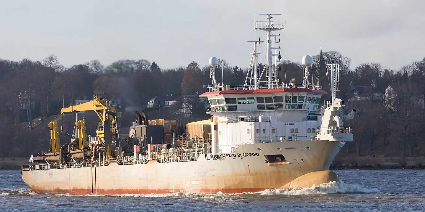 Schiff auf der Elbe zur Elbvertiefung