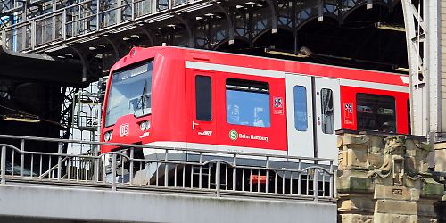 Zug der S-Bahn Hamburg verlässt den Dammtor-Bahnhof