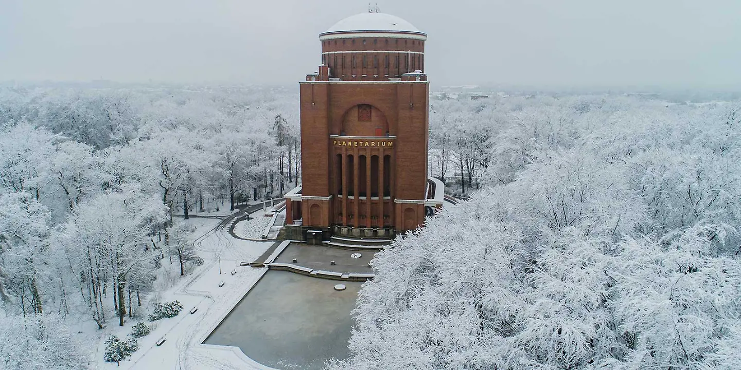 Hamburger Planetarium im Stadtpark im Schnee