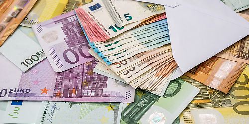 Viel Geld in Euro liegt auf einem Tisch