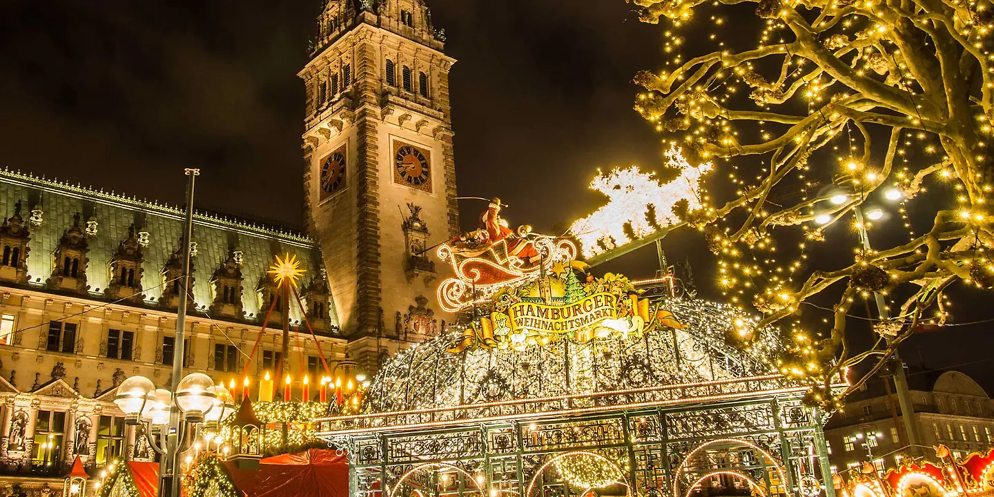 Weihnachtsmarkt auf dem Hamburger Rathausplatz