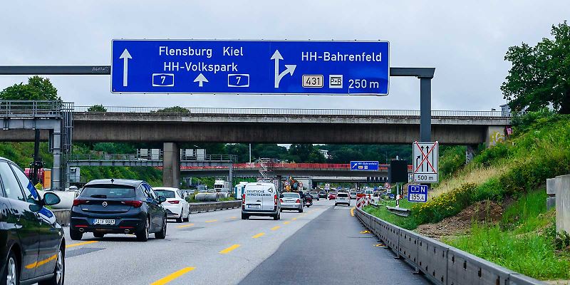 Stau und stockender Verkehr auf der Autobahn A7 in Hamburg