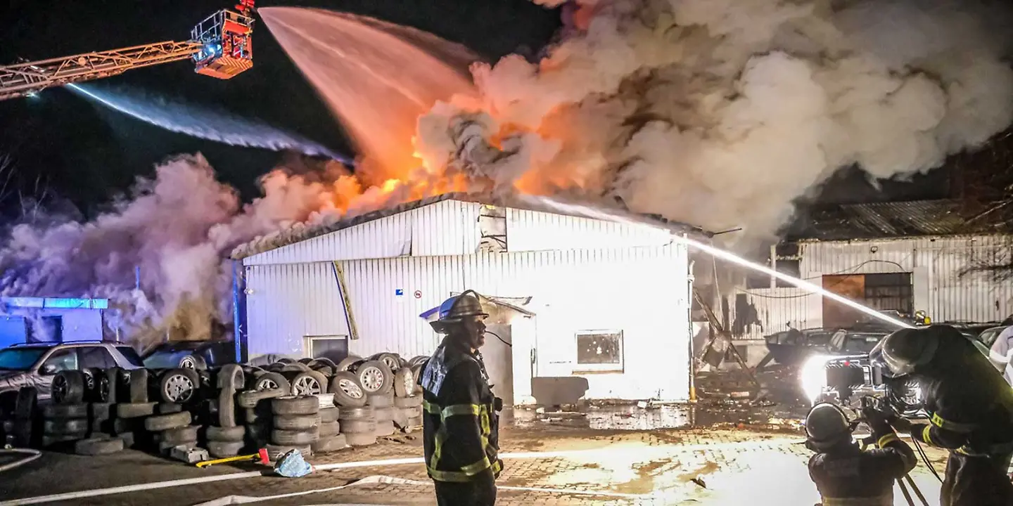 Brand einer Lagerhalle auf der Hamburger Veddel