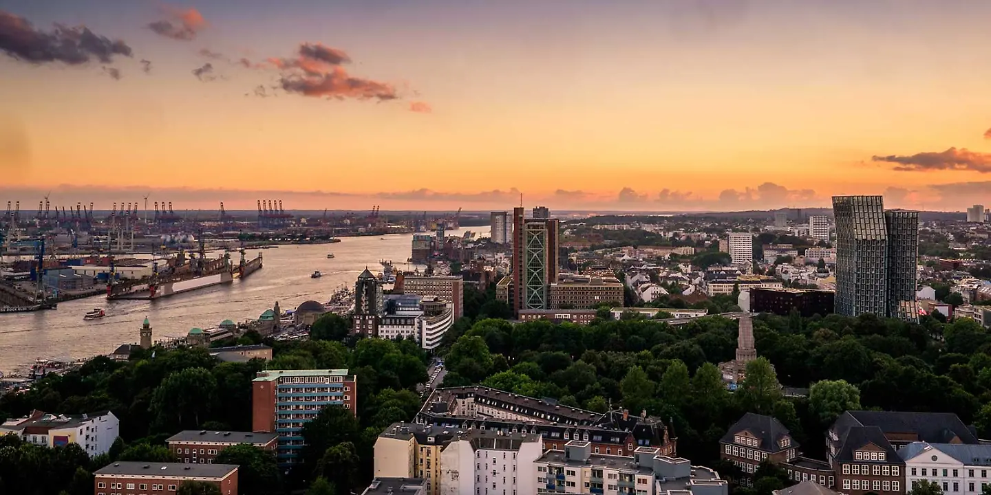 Sonnenuntergang über Altona, dem Hafen und St. Pauli