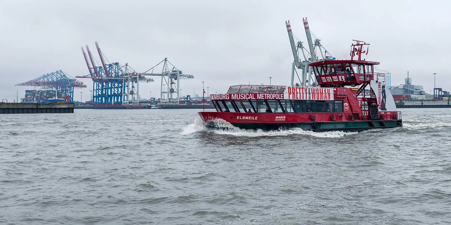 HADAG Elbfähre auf der Elbe