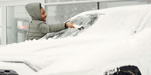 Scheibe frei kratzen, Autoscheibe, Winter