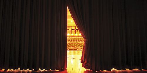 Theater, Theatersaal, Bühne, Vorhang 
