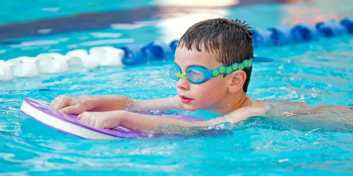 Junge im Schwimmbad