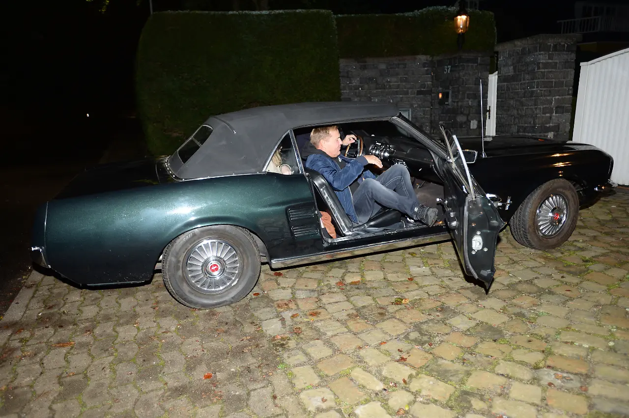 03 Dieter Bohlen steigt in John's Mustang ein 