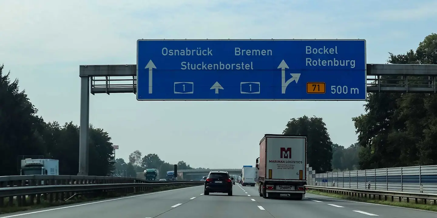 Schild auf der Autobahn A1