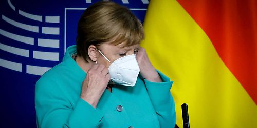 Angela Merkel mit Mundschutz
