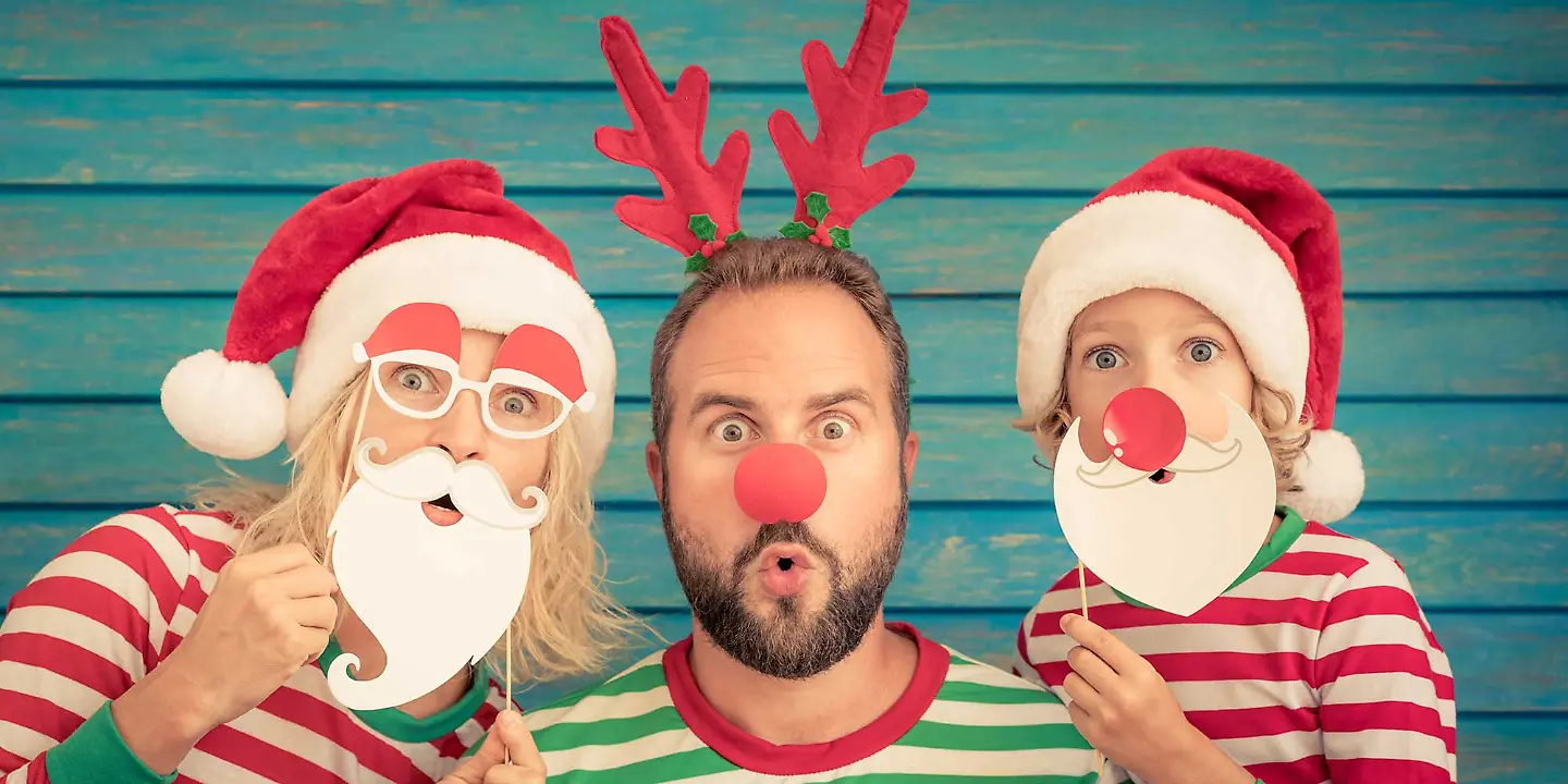 Lachende-Familie-in-Weihnachtsoptik.jpg