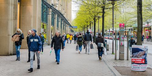 Hamburger Innenstadt mit vielen Menschen in der Moenckebergstrasse