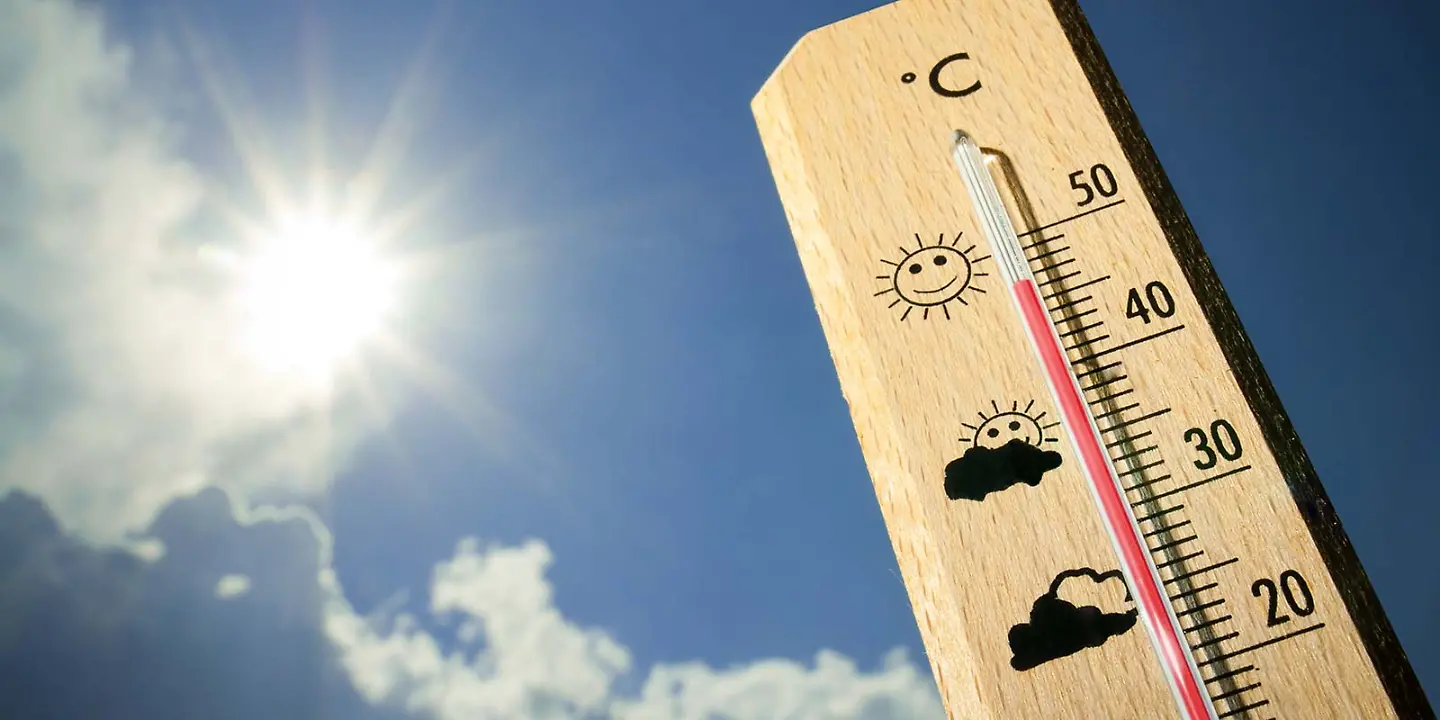 Hitzewelle wird auf Thermometer angezeigt