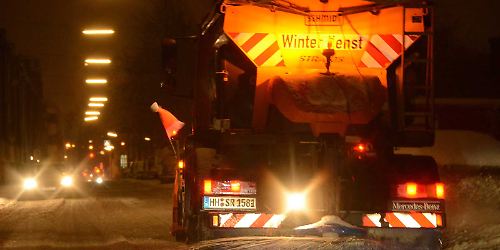 Stadtreinigung in Hamburg im Winterdienst mit Streufahrzeug unterwegs