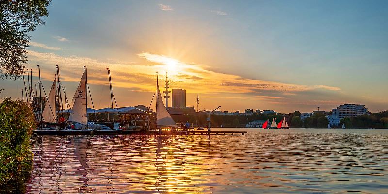 Sommer in Hamburg mit Segelbooten auf der Alster