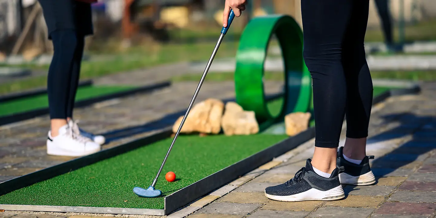 Menschen spielen Minigolf