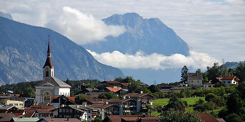Dorf in Österreich vor Bergkulisse