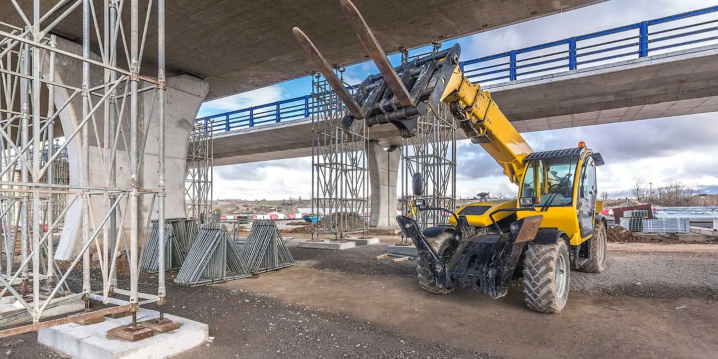 Bagger unter Brücke bei Bauarbeiten