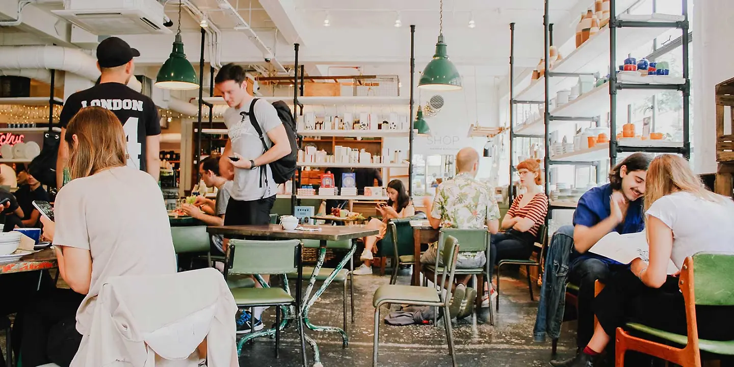 Menschen in einem Cafe oder Coworking-Space