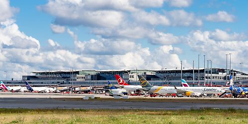Flugzeuge auf dem Vorfeld des Hamburger Flughafens