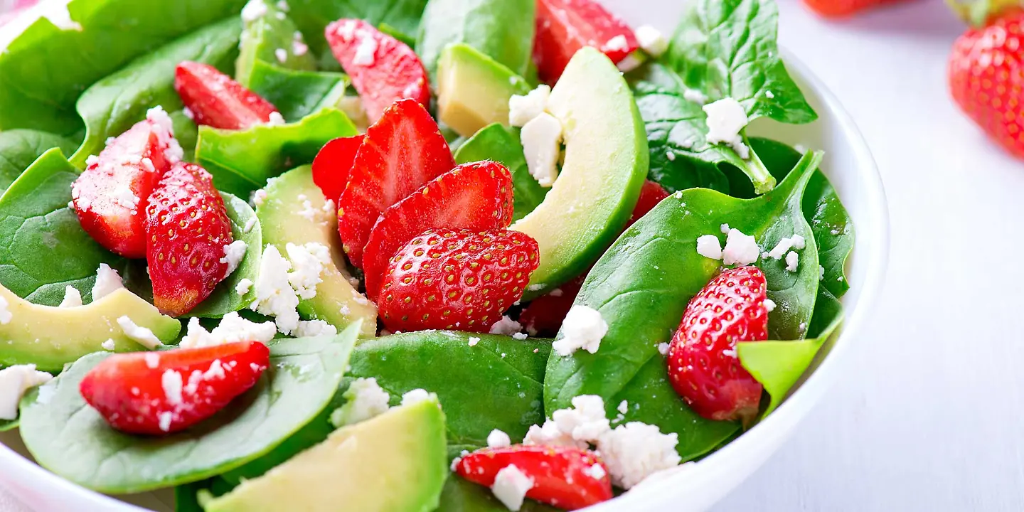 Sommerlicher Salat mit Erdbeeren und Avocado