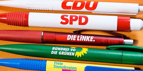 Stifte der verschiedenen deutschen Parteien CDU, SPD, GRÜNE, AFD, FDP, LINKE