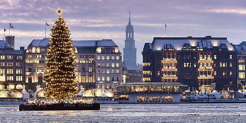 Weihnachtliche Alstertanne auf der Binnenalster