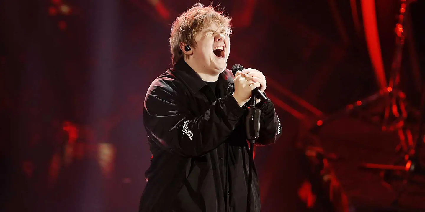 Lewis Capaldi auf der Bühne