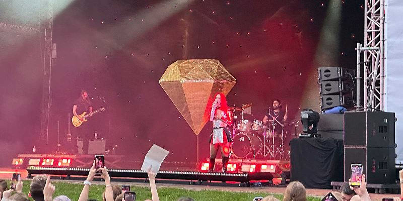 Ava Max enttäuscht die Fans beim Hamburg-Konzert | Radio Hamburg