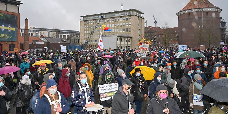 Tausende demonstrieren in Hamburg gegen Corona-Politik