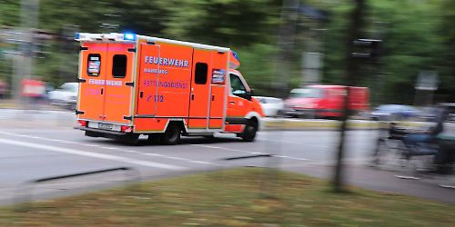 Rettungswagen der Hamburger Feuerwehr mit Blaulicht unterwegs