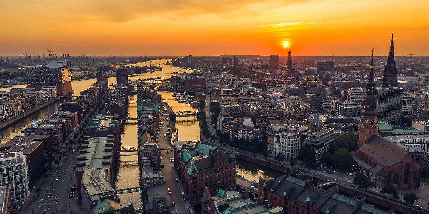 Luftaufnahme von Hamburg über dem Hafen