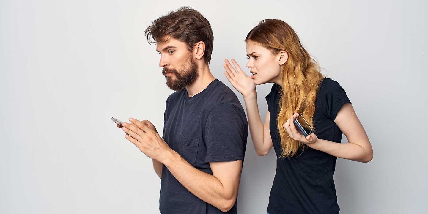 Paar schaut gemeinsam auf Smartphones
