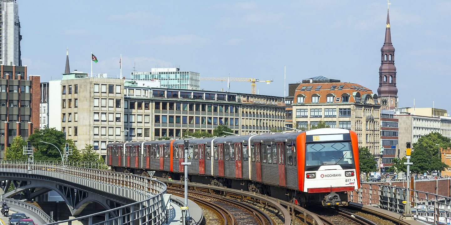 Hamburg U-Bahn der HOCHBAHN fährt vor Hamburg Kulisse