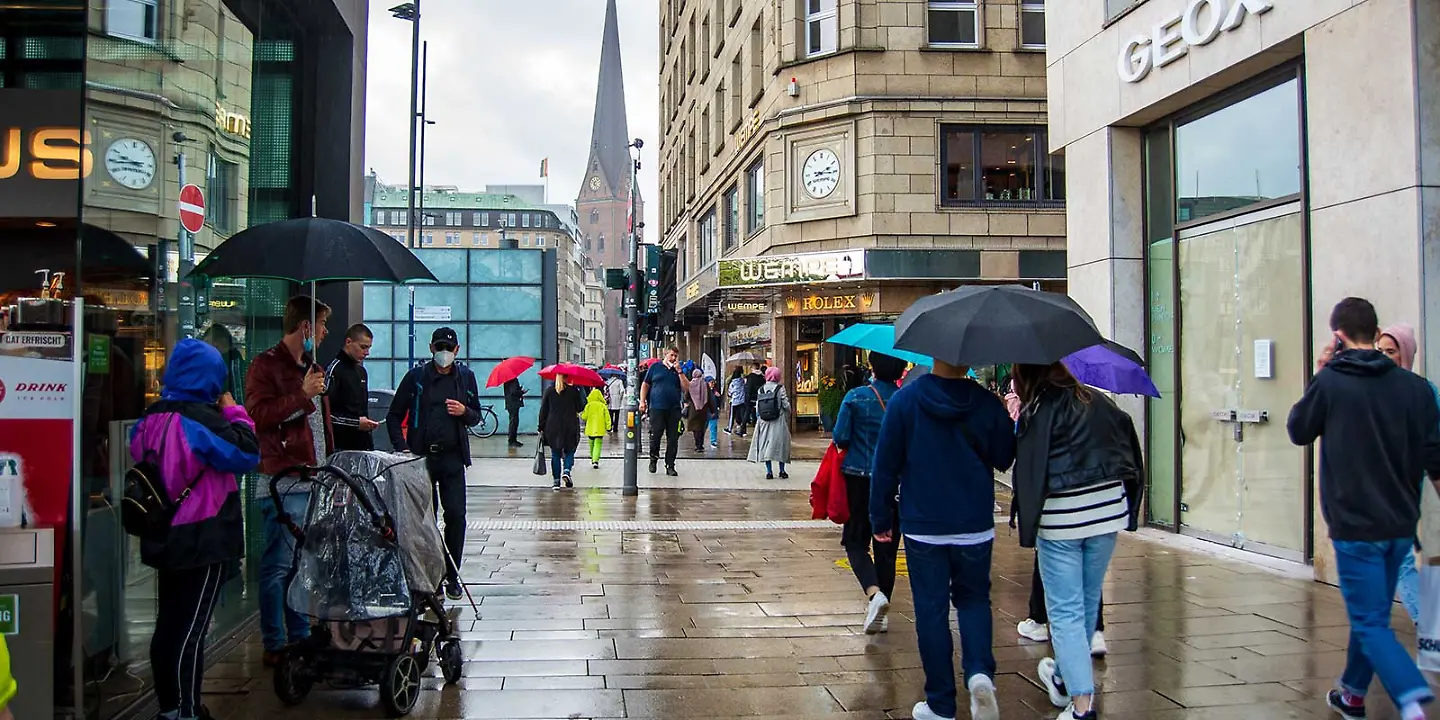 Regen am Jungfernstieg in Hamburg