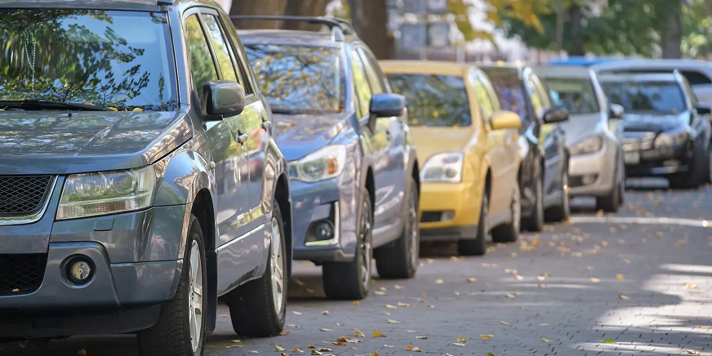 Parkende Autos, Parkplatz, Straßenrand 