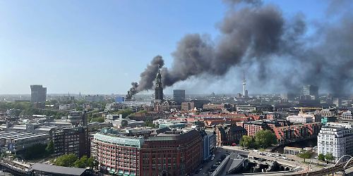 Am Holstenwall brennt Dach eines Gebäudes