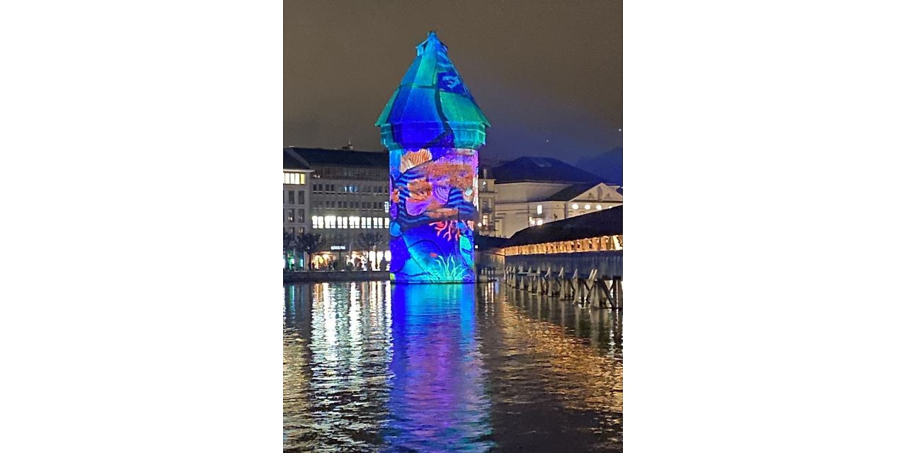 Noch bis zum 16. Januar 2022 ist das „LiLu“, das Lichtfestival Luzern! Hier werden verschiedene Wahrzeichen der Stadt ab 18 Uhr fantastisch angeleuchtet, dazu tolle Musik! Ein sehenswertes Spektakel mit Gänsehaut, auch für nicht so große Leuchten wie mich!