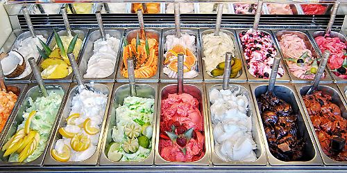 Verschiedene Eissorten in Eisdiele