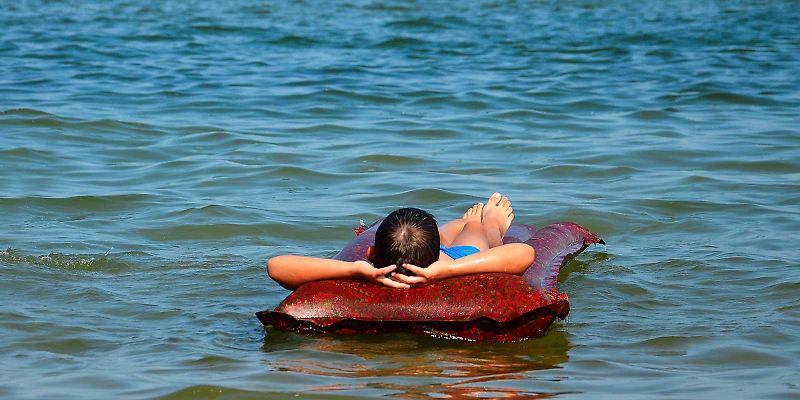 Das müsst ihr beim Baden mit Luftmatratze und Co. beachten