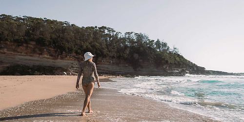Frau geht am Meer von Panama spazieren, Strand