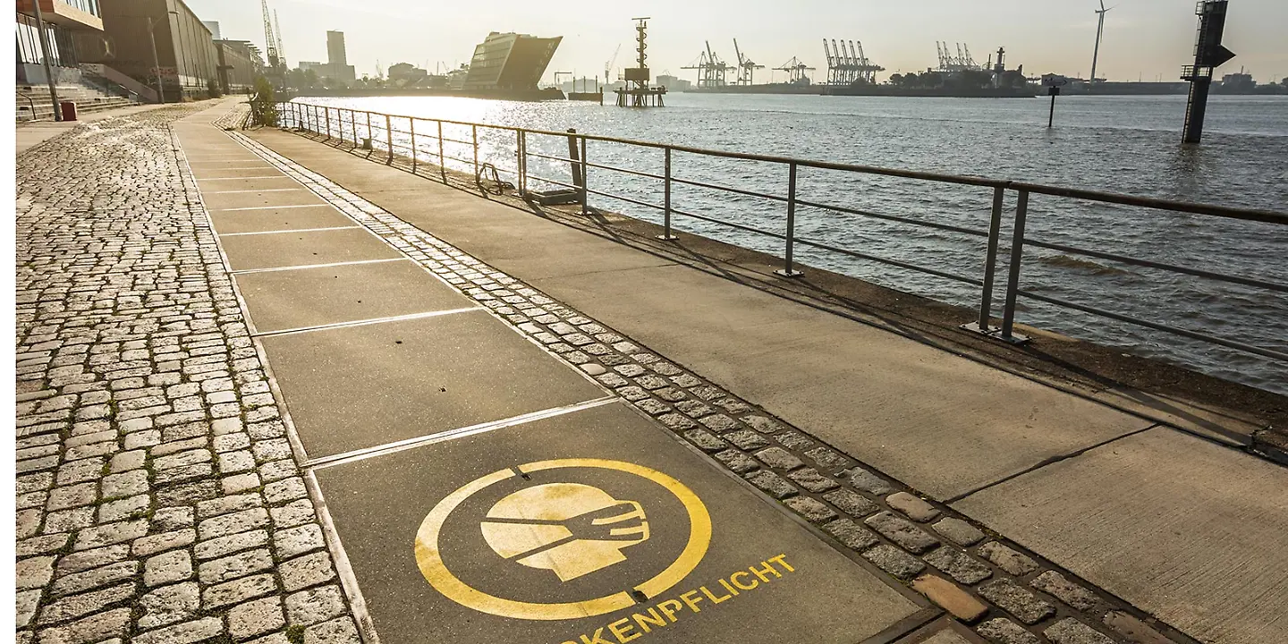 Maskenpflicht an der Elbpromenade in Hamburg